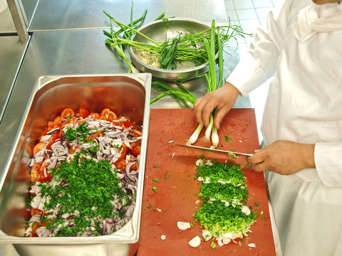 profikoch schneidet rohes gem&uuml;se bankett gastronomie