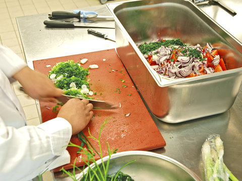 profikoch schneidet rohes gem&uuml;se bankett gastronomie