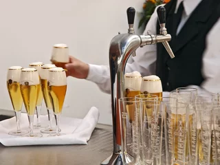 Photo sur Plexiglas Buffet, Bar kellner mit viele gläser frisch gezapften bier