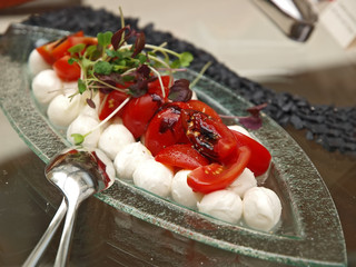 vorspeise büffet,büffelmozzarella,tomaten,balsamico dressing