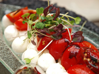 vorspeise büffet,büffelmozzarella,tomaten,balsamico dressing