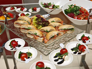 wellness büffet,belegte brötchen mit räucherlachs,salat