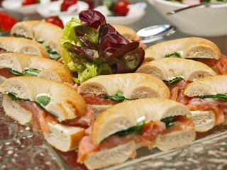 wellness büffet,belegte brötchen mit räucherlachs,salat