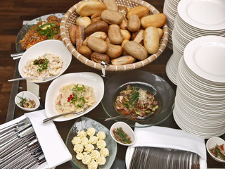 wellness büffet,brötchen,butter und salat