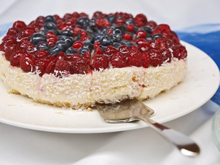 festtags büffet,frische beeren auf käsekuchen
