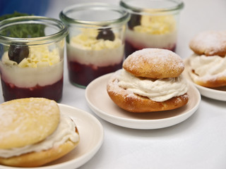 wellness büffet,ricotta auf rote grütze,zimtbrötchen mit sahne
