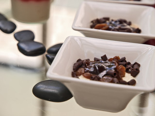 low fat mandelgelee mit bitterer schokoladen curls,büffet