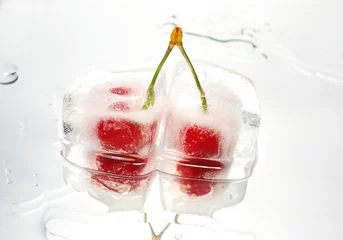 Photo sur Plexiglas Dans la glace Cerises mûres surgelées