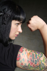 Frau mit tätowiertem Arm