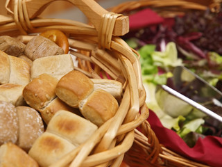 vorspeise büffet, brötchen und salat