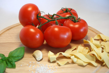 Tomaten mit Nudeln