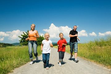 Familie rennt