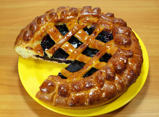 Bilberry pie on a yellow plate