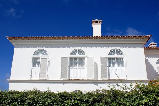 Casa Blanca Y Segundo Piso Con Tejado