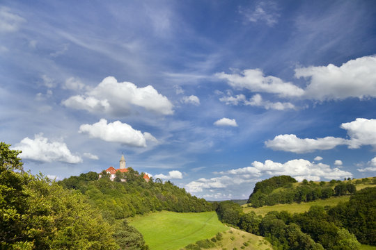 Landschaft mit Leuchtenburg