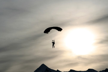 Fallschirmspringer über Alpenwipfeln 4