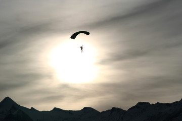 Fallschirmspringer über Alpenwipfeln 2