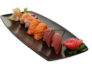 sushi mit roher fischscheiben,garnelen,sashimi,nigiri