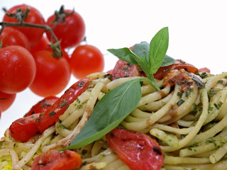 spaghetti mit pesto sauce,frische tomaten und basilikum