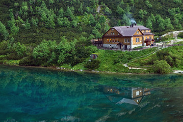 Fototapeta na wymiar Zielone jezioro odbicie - Chata górska w Tatrach Wysokich