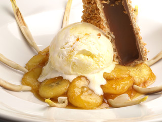 Dessert mit karamelisierten Bananen