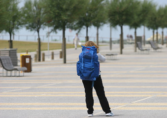 femme avec un sac à dos sur une place