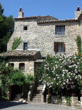 Une maison en pierre de village en provence
