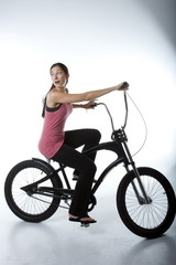 Obraz na płótnie Canvas wideangle of woman riding bicycle