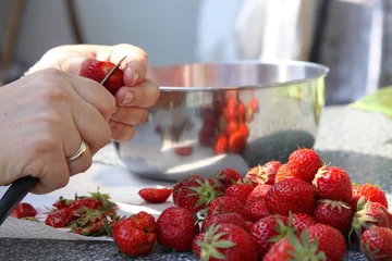 Erdbeeren zubereiten © K.- P. Adler