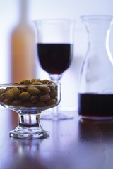 Rotwein und Pistazien