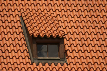 Naklejka premium Red roof and old window