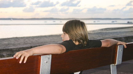 adolescent sur un banc