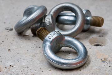 Metallic rings and screws