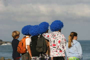 groupe d'ados avec des perruques afro bleues