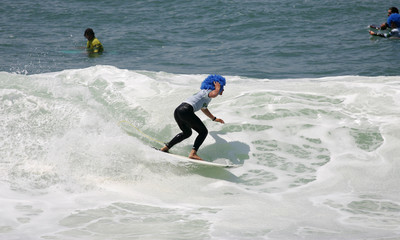surfer avec une perruque afro bleue