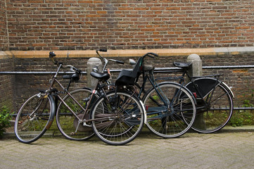 Naklejka premium bicycles on street amsterdam holland