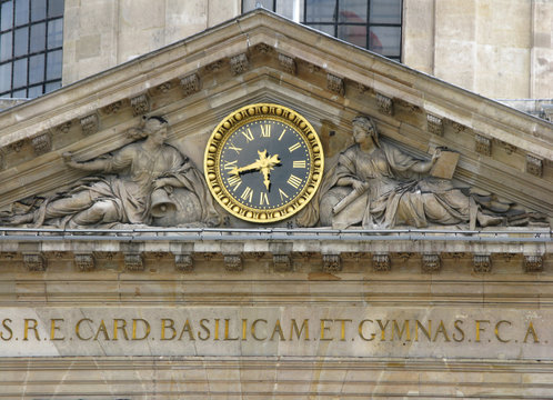 fronton scult&eacute; &agrave; l'horloge