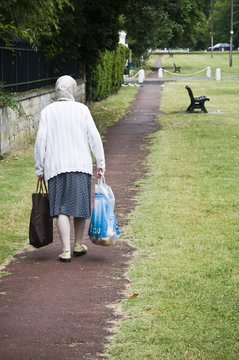 femme âgée revenant du marché