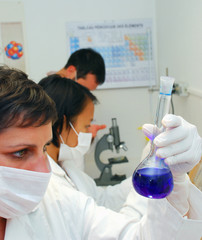 Femme dans un laboratoire