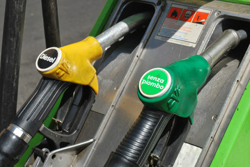 pompa di benzina diesel e senza piombo, primo piano