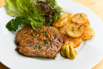 gebratener schnitzel-mariniert.mit senf