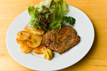 gebratener schnitzel-mariniert.mit senf,bratkartoffeln