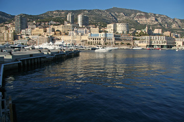 Fototapeta na wymiar Vue de Monaco depuis le port