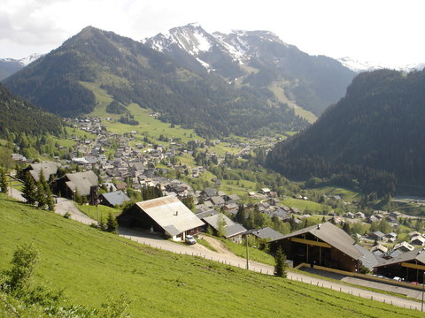 Le village de Ch&acirc;tel dans le Chablais (Haute-Savoie)