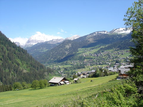 Le village de Chatel dans le Chablais (Haute-Savoie)
