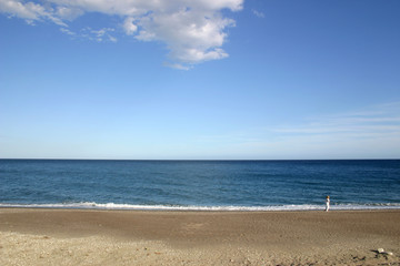 Paseo por playa solitaria