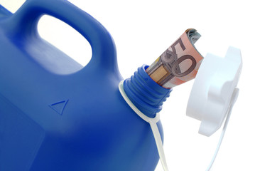 Benzinkanister mit Geldscheinen