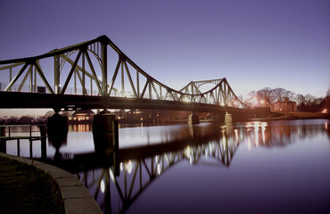 Fototapeta na wymiar Widziany Most Glienicke w Berlinie