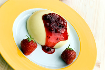 vanille pudding mit johannisbeeren soße