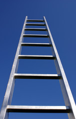 Leiter zum Erfolg, Leiter vor blauem Himmel, Hochformat, Textraum, copy space